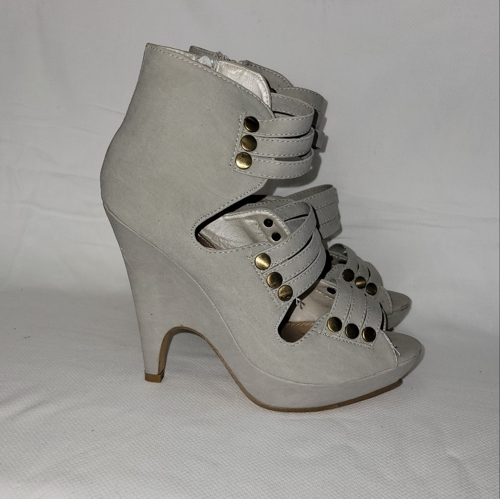 Loki gray heels